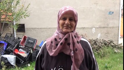 下载视频: Kara Lastiklerini Çıkartıp Bankaya Çorapları İle Giren Yaşlı Kadın: “Saygımdan Dolayı Çıkarttım