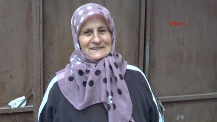 Bursa 'Yerler Kirlenmesin' Diye Çamurlu Kara Lastiklerini Çıkarıp, Bankaya Çoraplarıyla Girdi