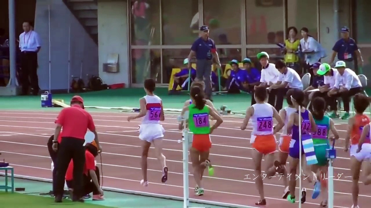 ユニフォームびしょ濡れ　水濠飛び越え　大学女子 3000m障害　colleg