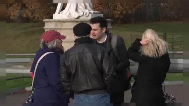 Londinenses y turistas reaccionan con alegría al anuncio de boda real