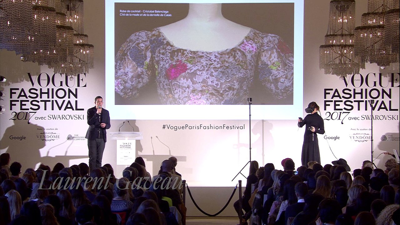 L'anatomie d'une robe Balenciaga analysée dans ses moindres détails grâce à l'Art Caméra de Google