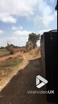 Une voiture percutée par un train à pleine vitesse !