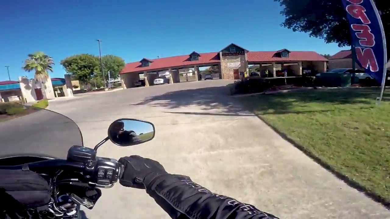 Carwash en moto et bikini !! Comment prendre une douche à moto
