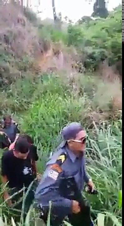 Asaltaram uma mulher e agrediram muito ela. A população não pe