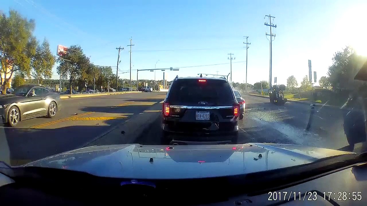 Une voiture percute violemment des automobilist...