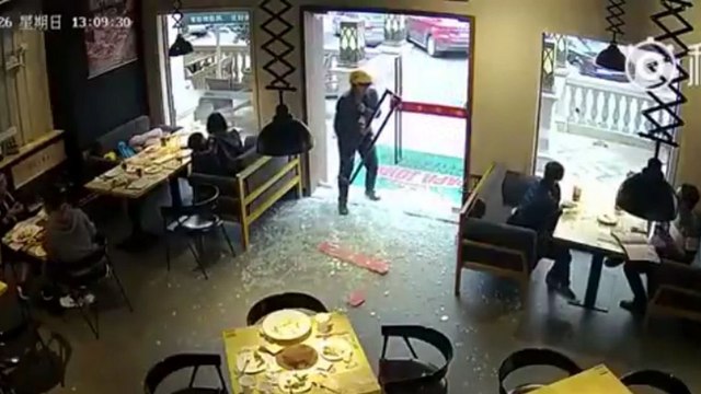 Régis brise la porte en verre d'un restaurant