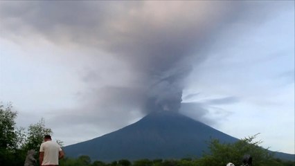 رعب لدى سكان جزيرة بالي بسبب بركان جبل أغونغ
