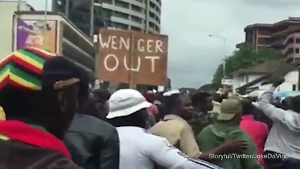 Biểu ngữ "Wenger Out" xuất hiện ở cuộc biểu tình chính trị ở Zimbabwe