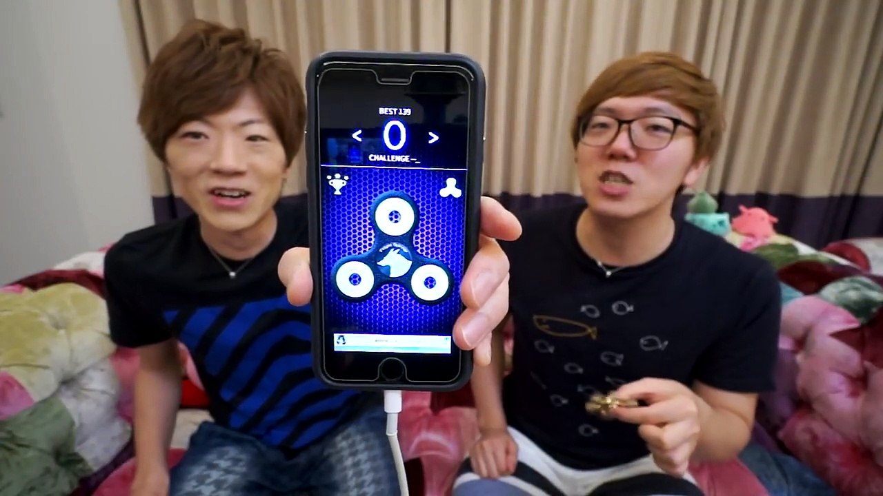 【ヒカキン VS セイキン】デジタルハンドスピナーバトルで大爆笑www-0QkbH8NWhF0