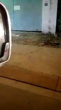 Nhóm côn đồ dùng hung khí chém gục nam thanh niên giữa đường phố