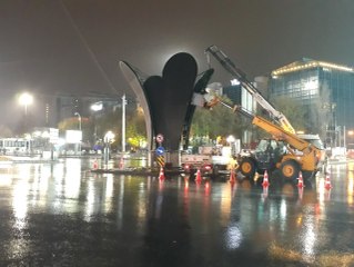 Gökçek'in İzleri Siliniyor! Fıskiye, Dinozor Derken Şimdi de Lale Heykelini Kaldırdılar