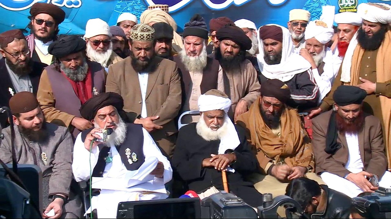 Islamabad protests: Sit-in ends after Pakistan law minister quits