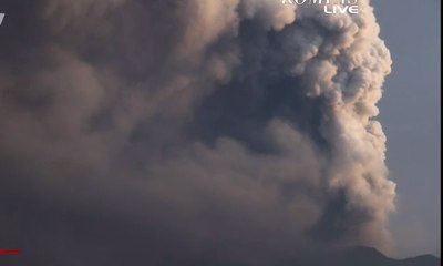 Asap Kelabu Pekat Terus Keluar dari Gn Agung