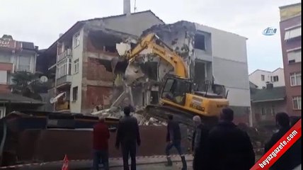 İş makinesi yanlış binayı yıkmaya başlayınca binadakiler şaşkına döndü