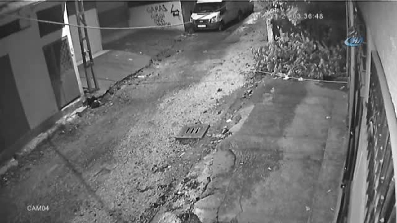 Hırsızı Gören Kadın Uyuyor Numarası Yaptı. Hırsız Önce Güvenlik Kamerasına Ardından Polise Yakalandı