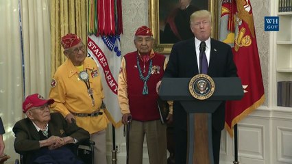 Trump recuerda a Pocahontas en una reunión con navajos.