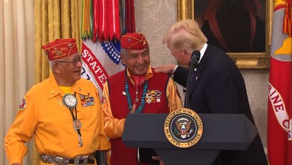 Trump surnomme une sénatrice "Pocahontas" devant des Navajos