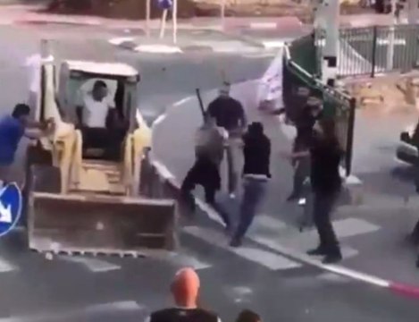 Mini Kepçeyle Kavgaya Giren Adam Sosyal Medyada Paylaşım Rekoru Kırdı