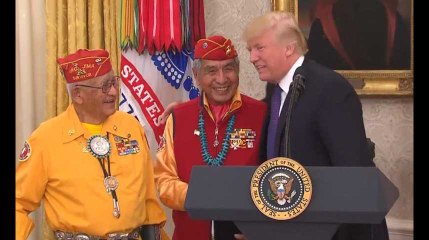 Trump surnomme une sénatrice "Pocahontas" devant des amérindiens Navajos