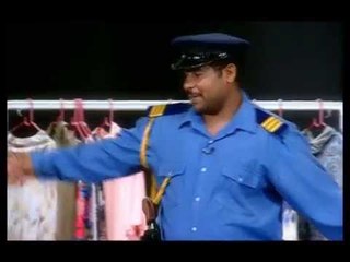 متسابق يفقد أعصابه مع الممثلة و يتحرش بها و يخبط على الكونتر