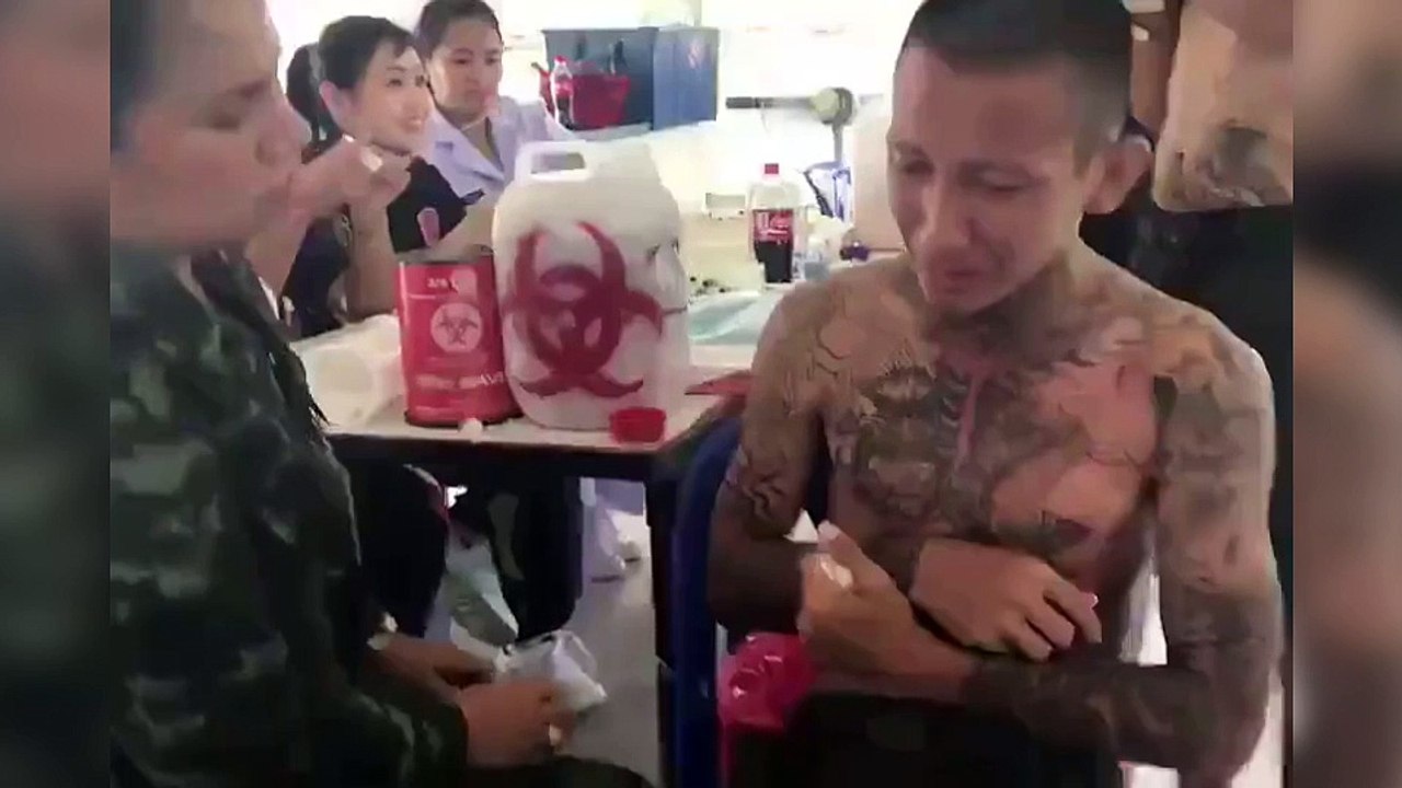 Quand un gros tatoué a peur d'une piqure !