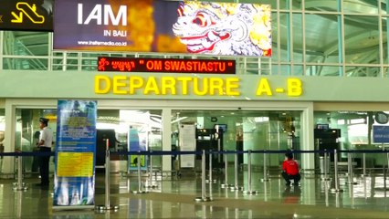Vulcão na Indonésia emite cinzas e aeroporto continua fechado