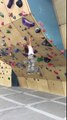 A 10 ans elle grimpe ce mur d'escalade plus vite que Spiderman !