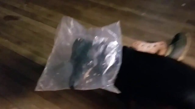 Pris la tête dans le sac ce chien a fouillé les poubelles !