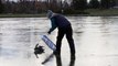 Sauvetage d'un canard épuisé coincé sur la glace d'un lac gelé !