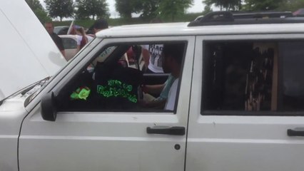 Le son trop puissant fait voler des tissus dans la voiture !