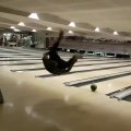 Il saute en backflip en lançant sa boule de bowling... à chaque fois !