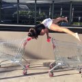 Elle tient à 1 main en équilibre sur un chariot de supermarché !