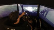 Ce pilote de rallye pro joue à un jeu vidéo de rallye... comme un dieu !