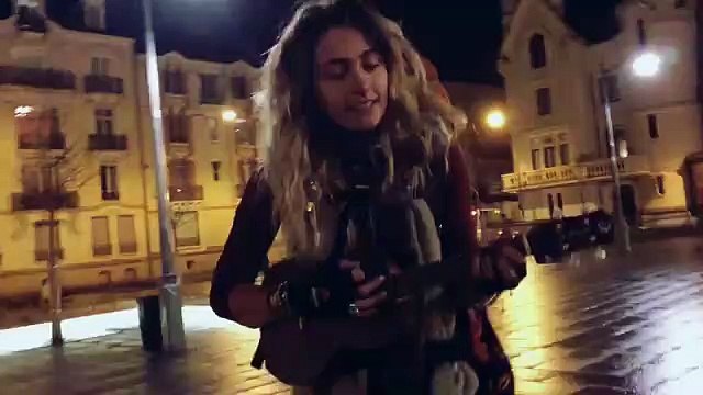 Paris Jackson joue du ukulélé dans les rues de Rennes - Regardez