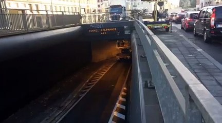 Un camion coincé dans le tunnel Stéphanie à Poalaert