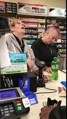 Funcionárias de loja de conveniência filmadas com SUPER MOCA