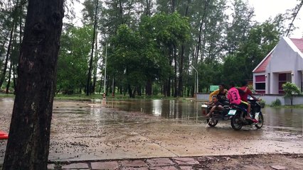 INSIDER THAILAND- How to make fun while the flood