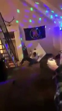 Ces jeunes ont un drole de jeu pour s'amuser en soirée...