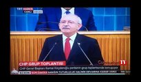 Kılıçdaroğlu belgelerin içinde olduğu kutuyu açarken TRT yayını kesti