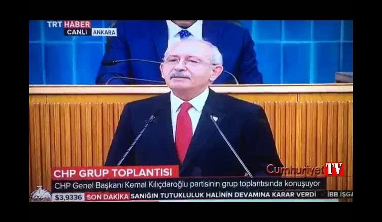 Kılıçdaroğlu belgelerin içinde olduğu kutuyu açarken TRT yayını kesti