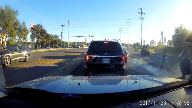 Une voiture n’arrive pas à s’arrêter au feu rouge et percute plusieurs voitures aux États-Unis