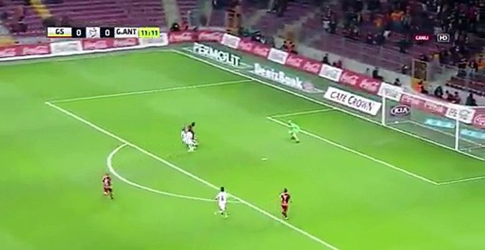 Yasin Öztekin célèbre son but et va serrer des policiers dans ses bras