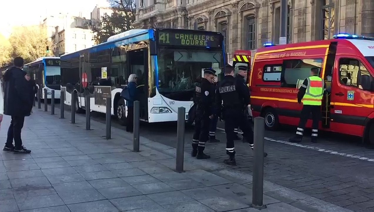 Marseille : un piéton percuté par un bus devant la préfecture