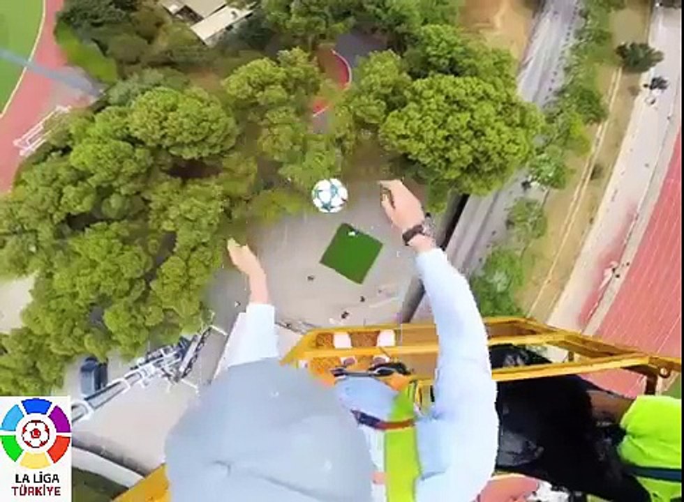 Luis Suarez 35 metre yükseklikten gelen topu kontrol etti.