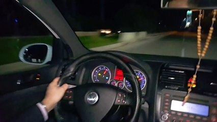 Le conducteur d'une Golf en excès de vitesse percute des voitures à l'arrêt