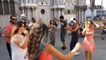 Avrupa'nın Sokaklarında Erik Dalı Gevrektir Şarkısıyla Coşan Gençler
