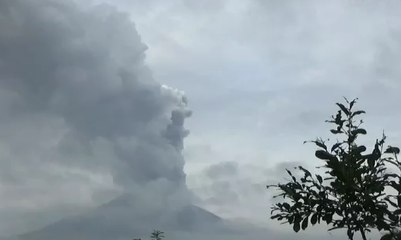 Gunung Agung Sempat Semburkan Batu