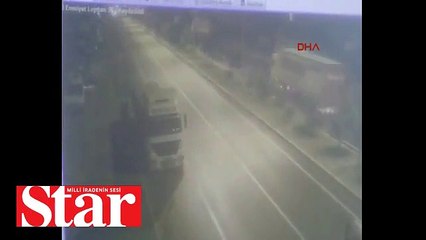 Hurda yüklü TIR, park halindeki TIR'a böyle çarptı