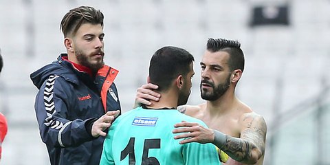 Beşiktaşlı Negredo'dan, 9 Gol Yiyen  Emrullah'a: Daha İyi Maçlar İçin Konsantre Ol