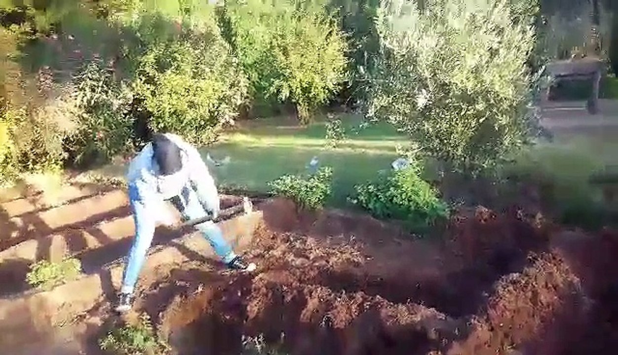 Farid et Farah réalisent les parois du jardin afin de faire des talus